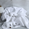 Asciugamani per hotel boutique di colore bianco eccellente in cotone 100% con logo ricamato